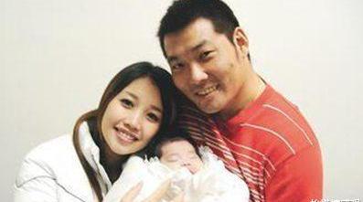 黄丽玲和老公结婚14年,育有一女,老公是棒球运动员