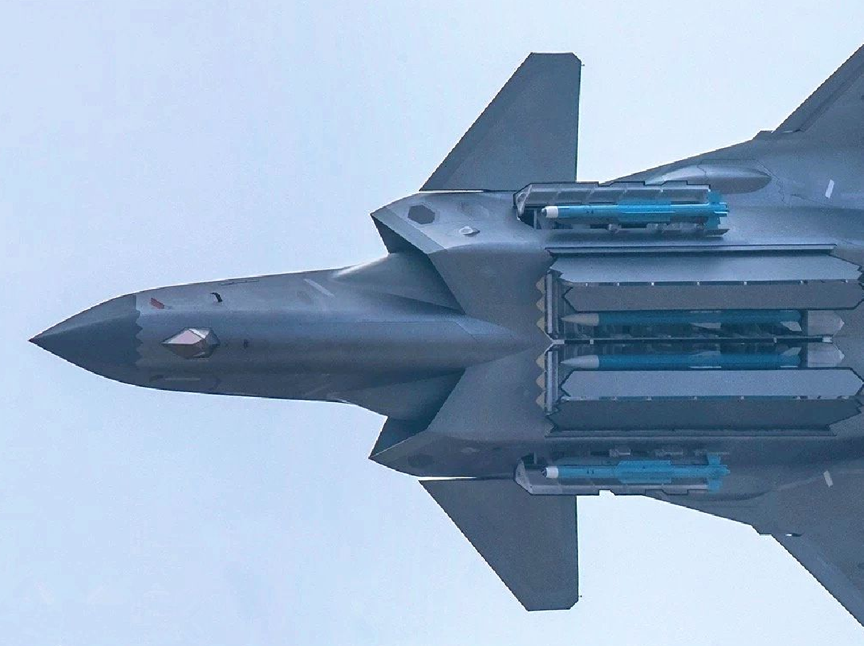 歼20配备pl-15对美构巨大威胁,美专家:歼20仍很多未知