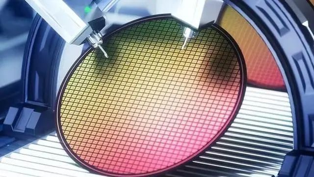 断供稀土,芯片关键原材料被断供,拜登傻眼了,外媒:绕不过中国