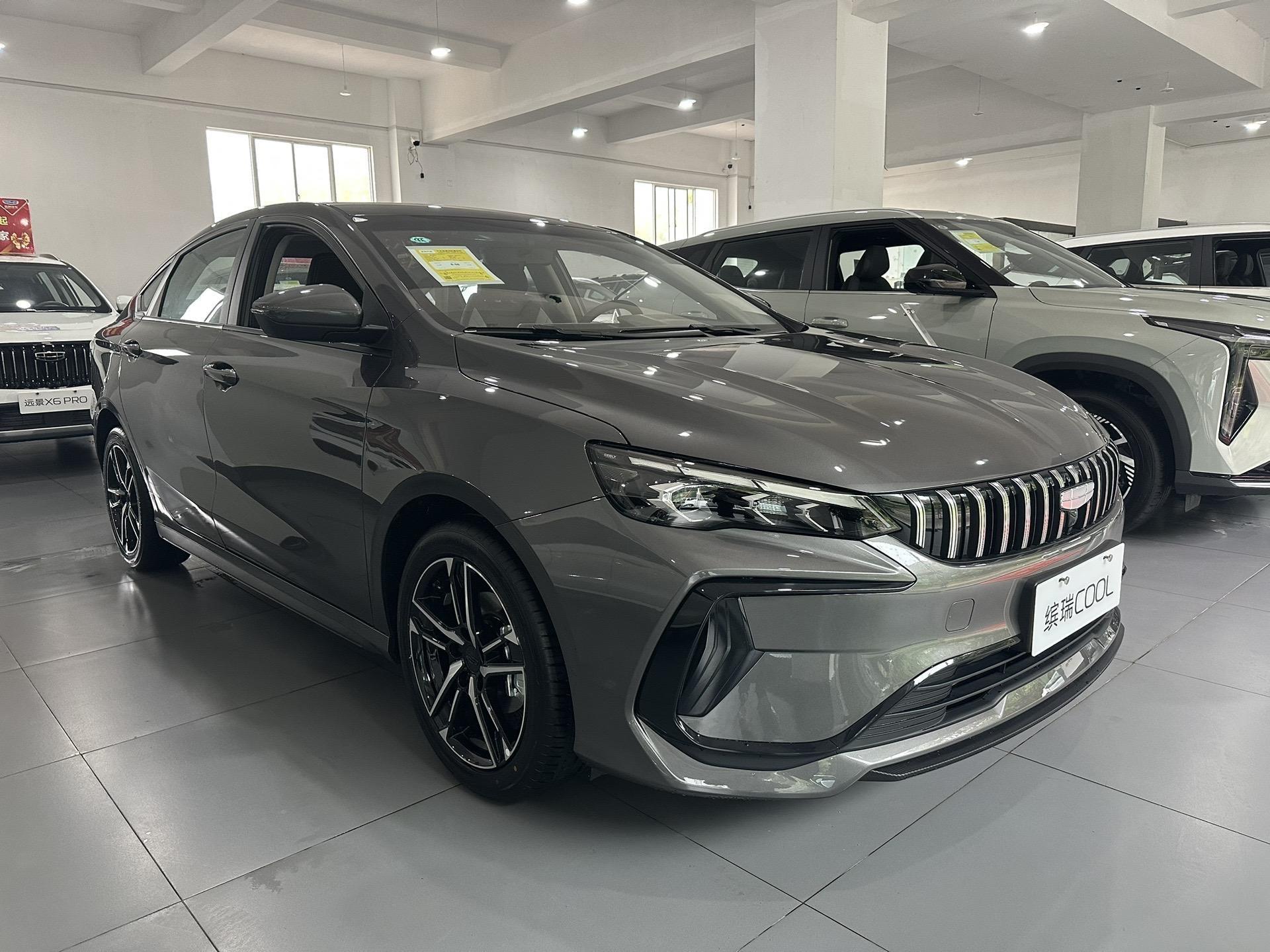 换装家族化前脸,疑似售价8.98万起,新款吉利缤瑞cool冠军版到店