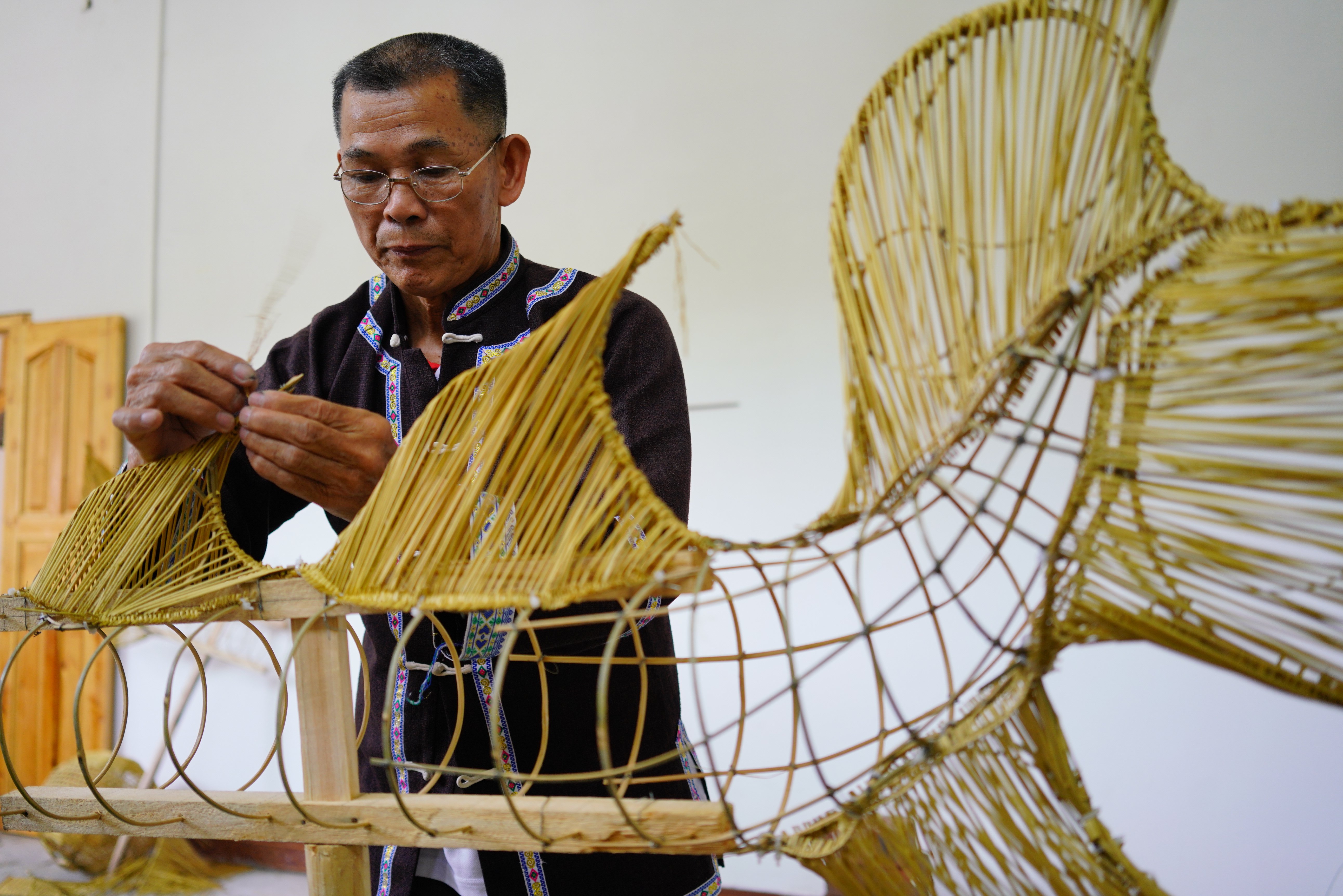 广西龙胜:编织草龙迎端午(6)