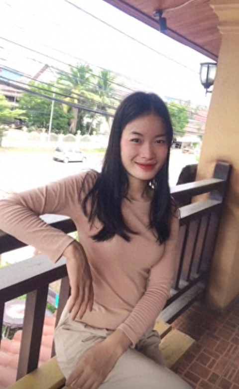 45米,欠40万,娶高挑老挝媳妇,靠拍短