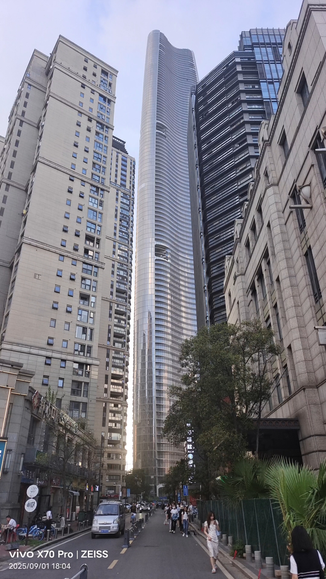 这栋楼是湖北武汉的华中第一高楼武汉绿地中心大厦!