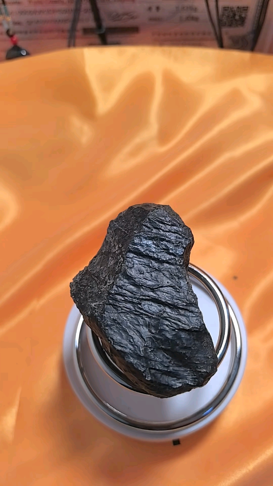 熔流线非常明显的石陨石