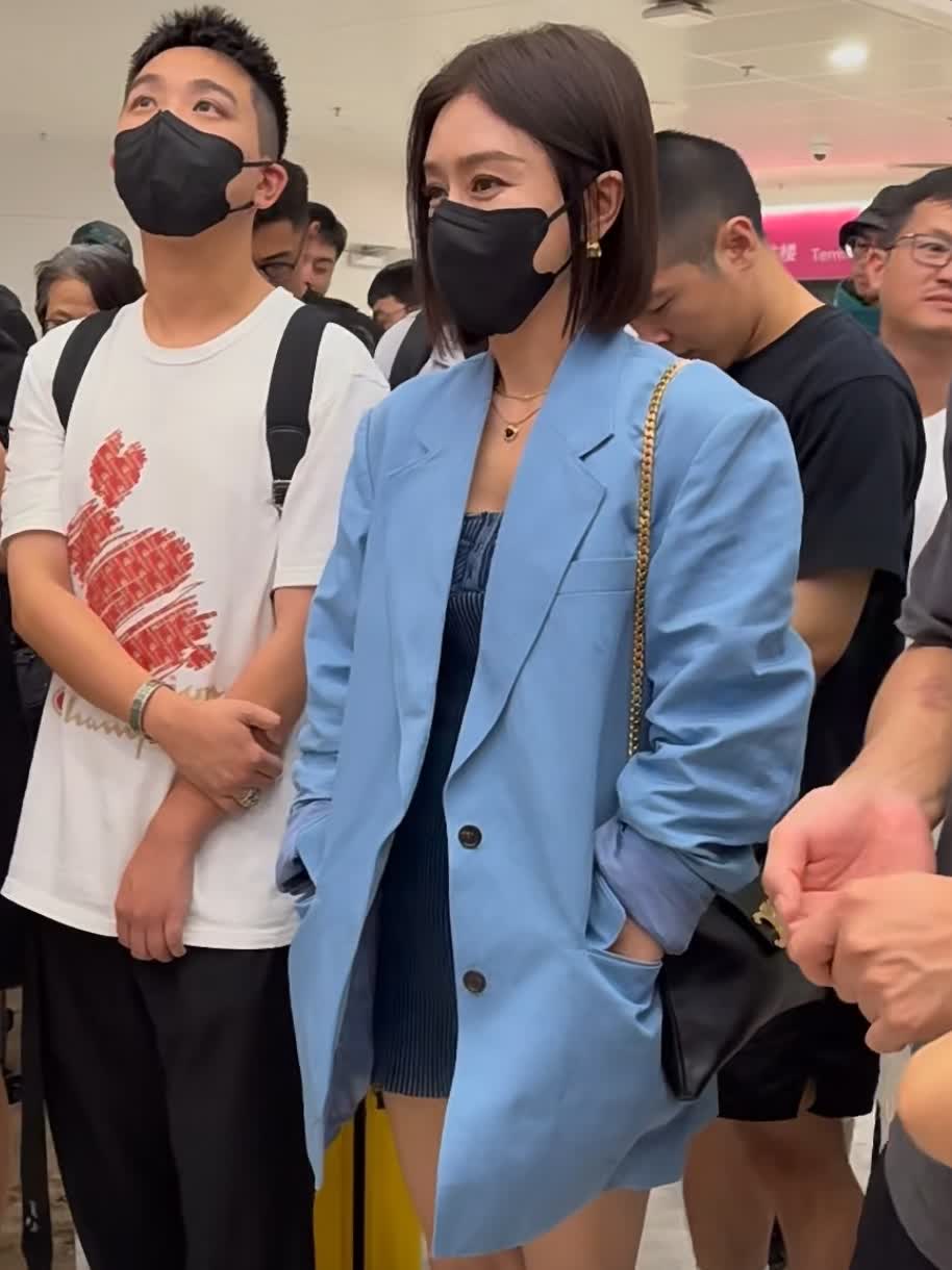 秦岚戴口罩出镜机场大方秀腿配合拍照真的很亲民