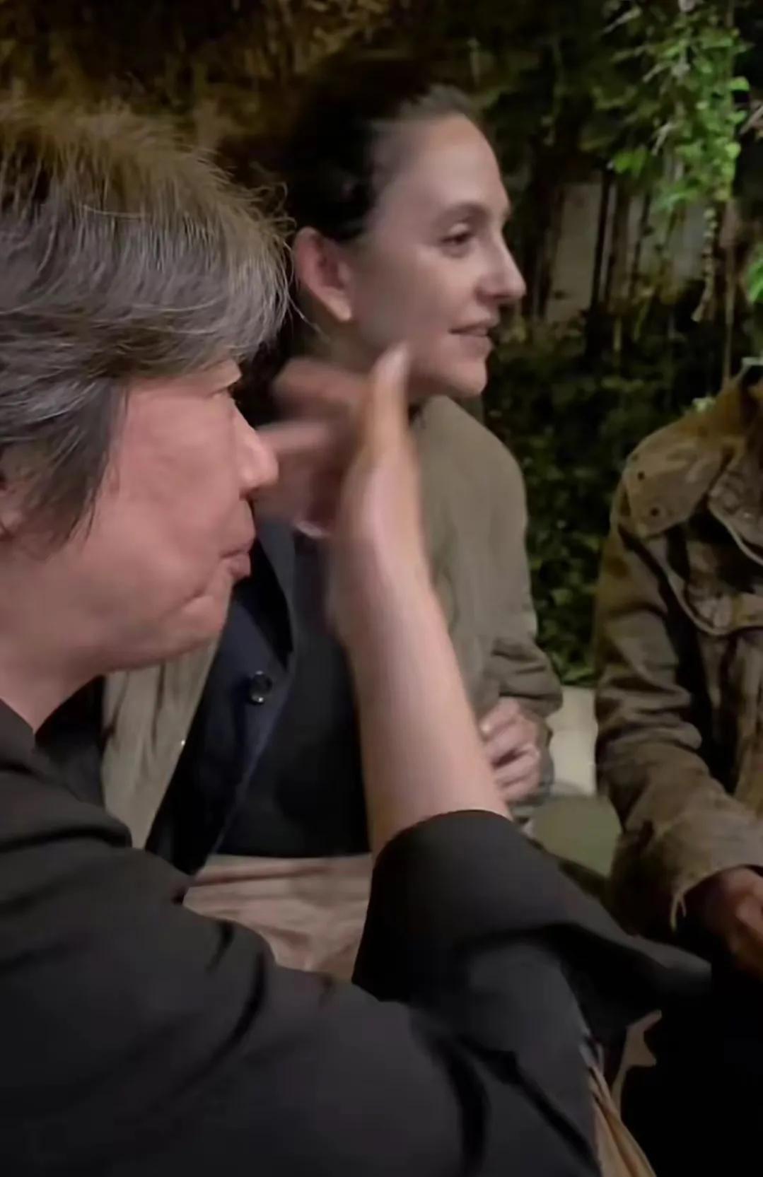 刘烨法国妻子近况:43岁很像50多岁大妈,大理逛市场,与老狼演出