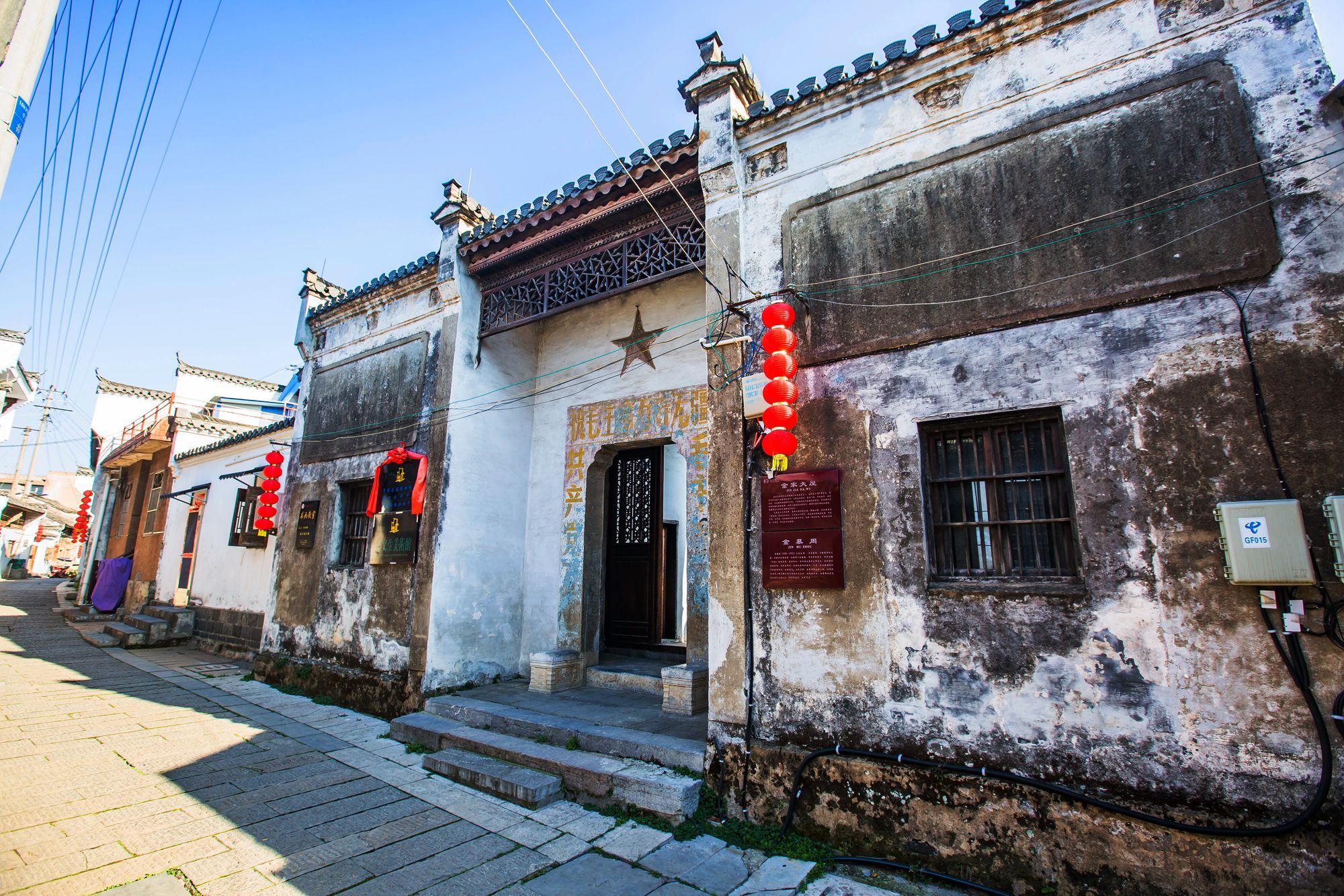 安徽池州有一座东流古镇,位于长江南岸,古色古香,极具徽派特色
