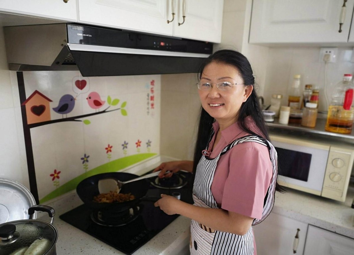 女子风尘仆仆参加孩子家长会,见其他家长穿着瞬间沉默,引发热议