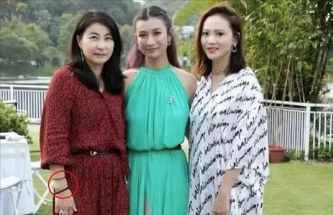 回顾香港慈善晚宴这1夜郭晶晶撕阔太面具将豪门名媛的脸打肿了