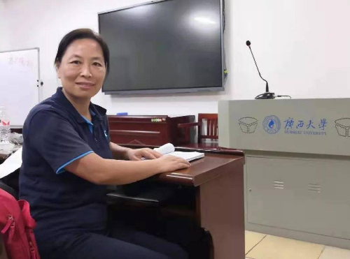 上海49岁宿管大妈陪儿子考研,儿子上岸复旦,自己却考进了211