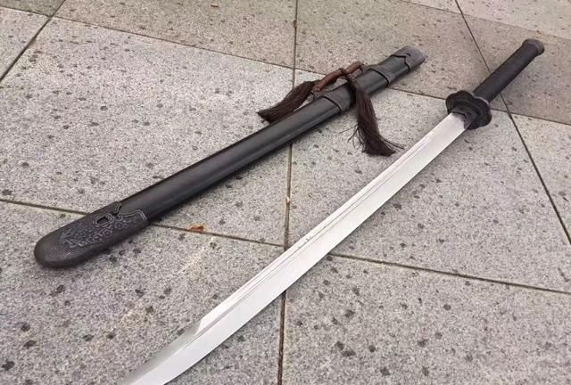 直刀和弯刀谁更强,它们的优劣之处各是什么?