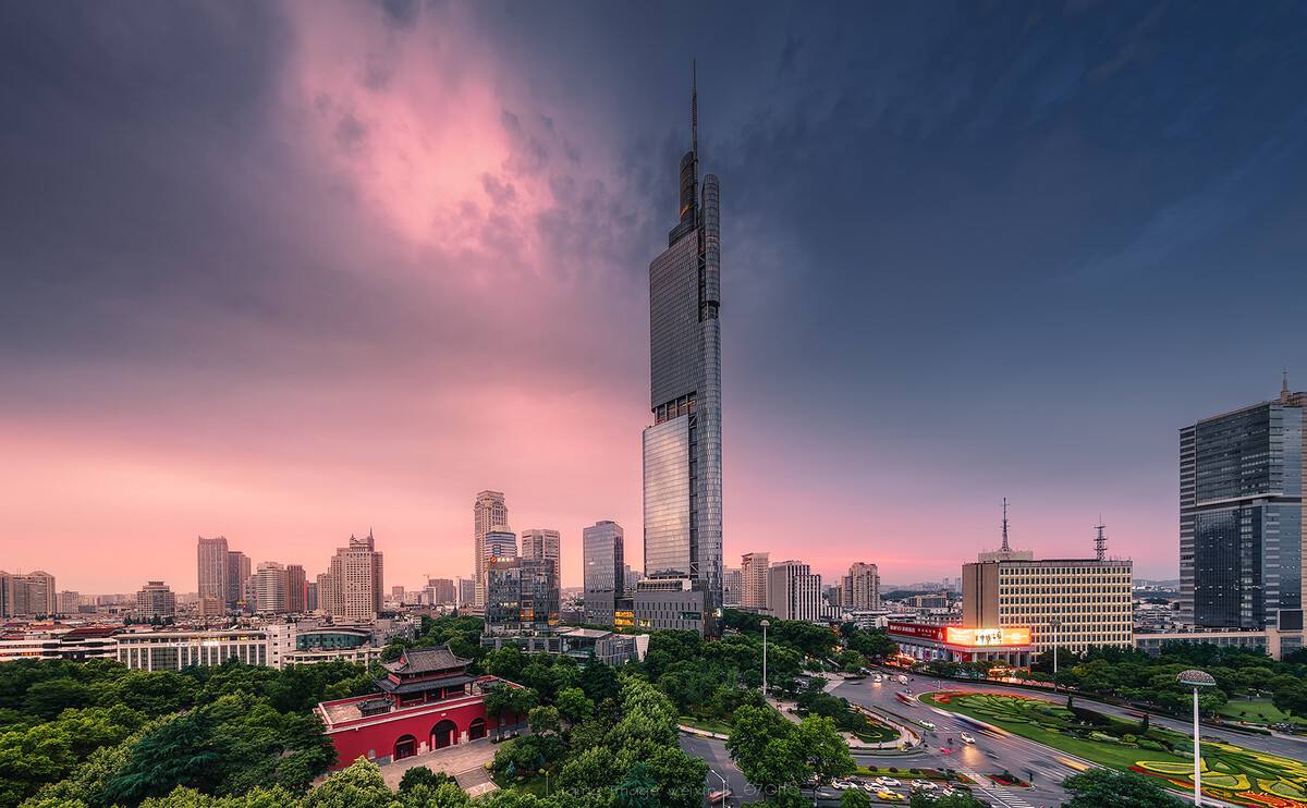 南京一奇葩建筑,为本地地标建筑,外形极具科技感为超级摩天大楼