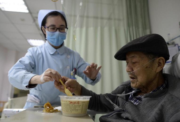 84歲肺癌老人楊希賢,臨終前將遺產送給女醫生,背後原因感動世人