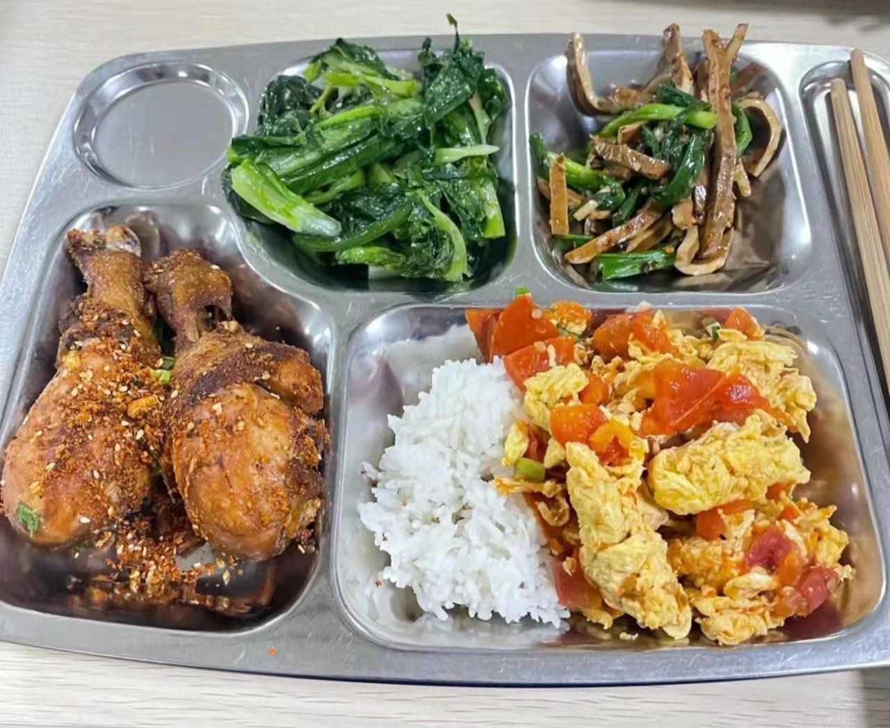 江西小伙晒食堂伙食走红,月薪3000不肯走,2元自助餐吃到扶墙走