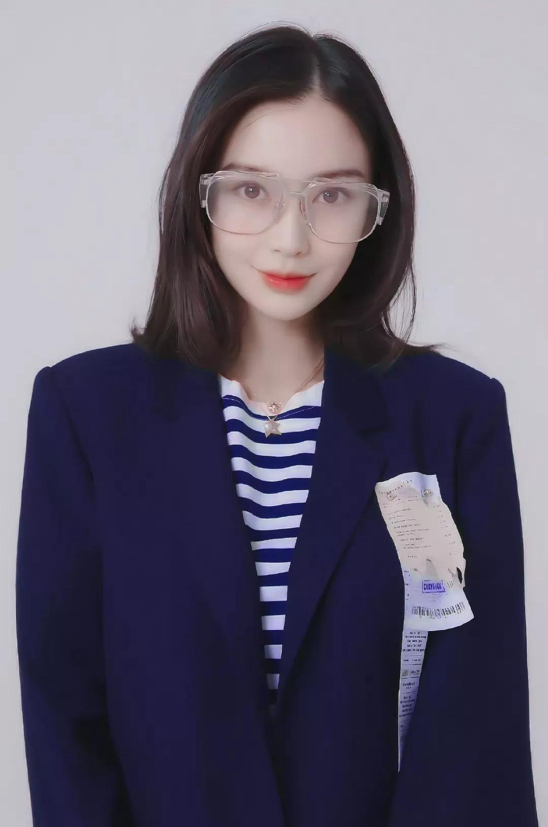 angelababy西装眼镜的装扮谁能躲得过,实在是令人心动