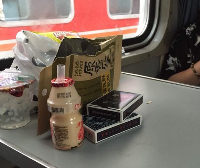 火车上乘客不少,为何卖不掉盒饭,零食,主要原因:贵且难吃