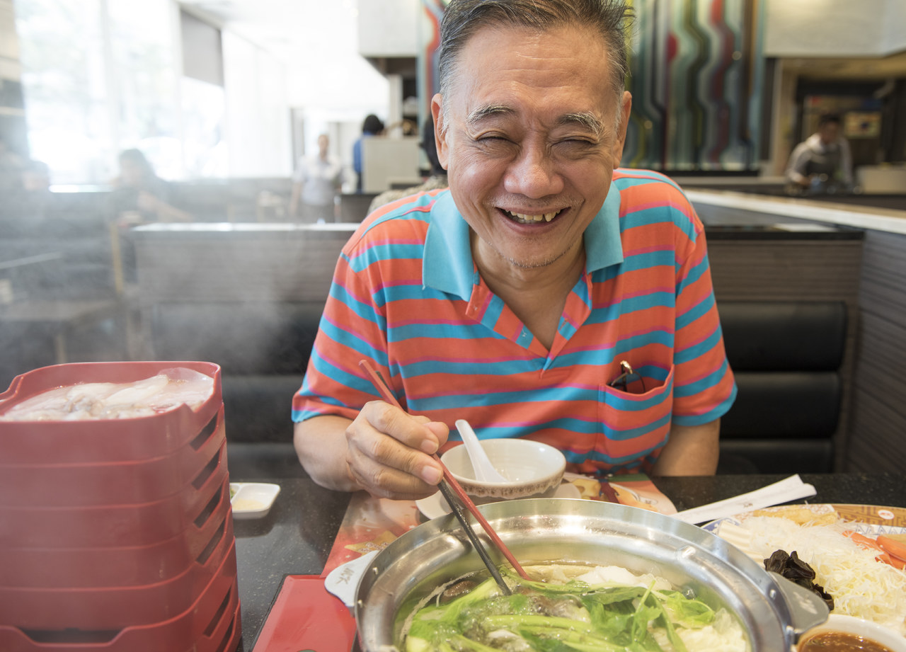 老头悠闲喝茶的图片图片