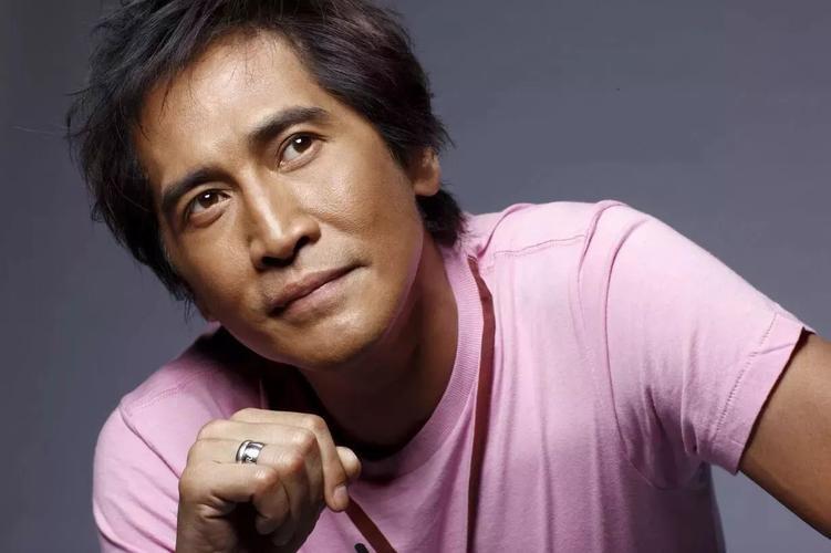 63岁齐秦宴会照爆出,头发稀疏大肚腩,与前女友王祖贤天差地别