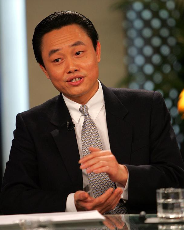 张志铭:中专学历给首富开车,因长相被首富妹妹看上,赚65亿身家