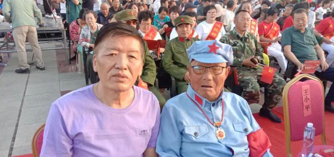村民办小学里敲钟的百岁老红军王荣恩向红船编辑部捐赠脚印