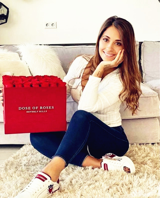 参加婚礼抢风头,1.57米当模特,梅西妻子的时尚"名利场"