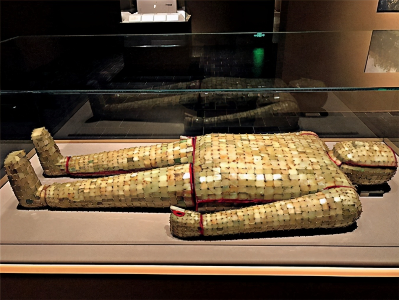 谢根荣:花2万造金缕玉衣,专家鉴定值24亿,骗贷6亿登上富豪榜