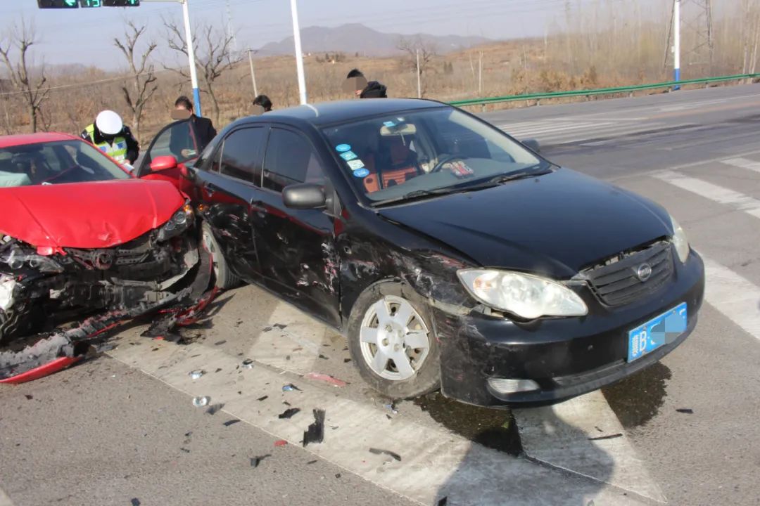 唐山:前脸都撞成这样了!但这起车祸中司机,乘客均无大碍!