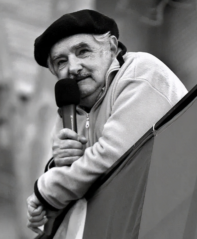 何塞穆希卡:75岁当总统,资产仅1800,治下小国人均gdp却超中国