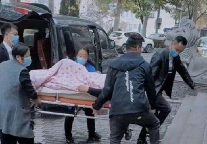 2013年老人病重取钱，银行要求亲自来取，儿子将其抬进银行后猝死