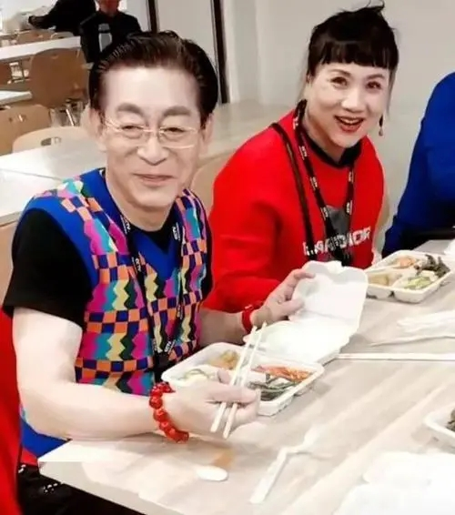 六小龄童跟老婆像父女,于虹穿红色上衣晒照片,年轻的不像同龄人