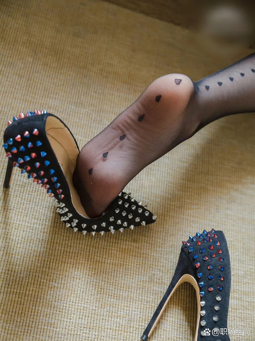 是丝袜好看,还是高跟鞋好看,还是我的jiojio好看吖?