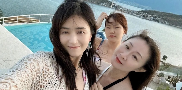 "华妃"蒋欣久违游泳照曝光,镂空罩衫秀好身材,素颜出镜状态佳