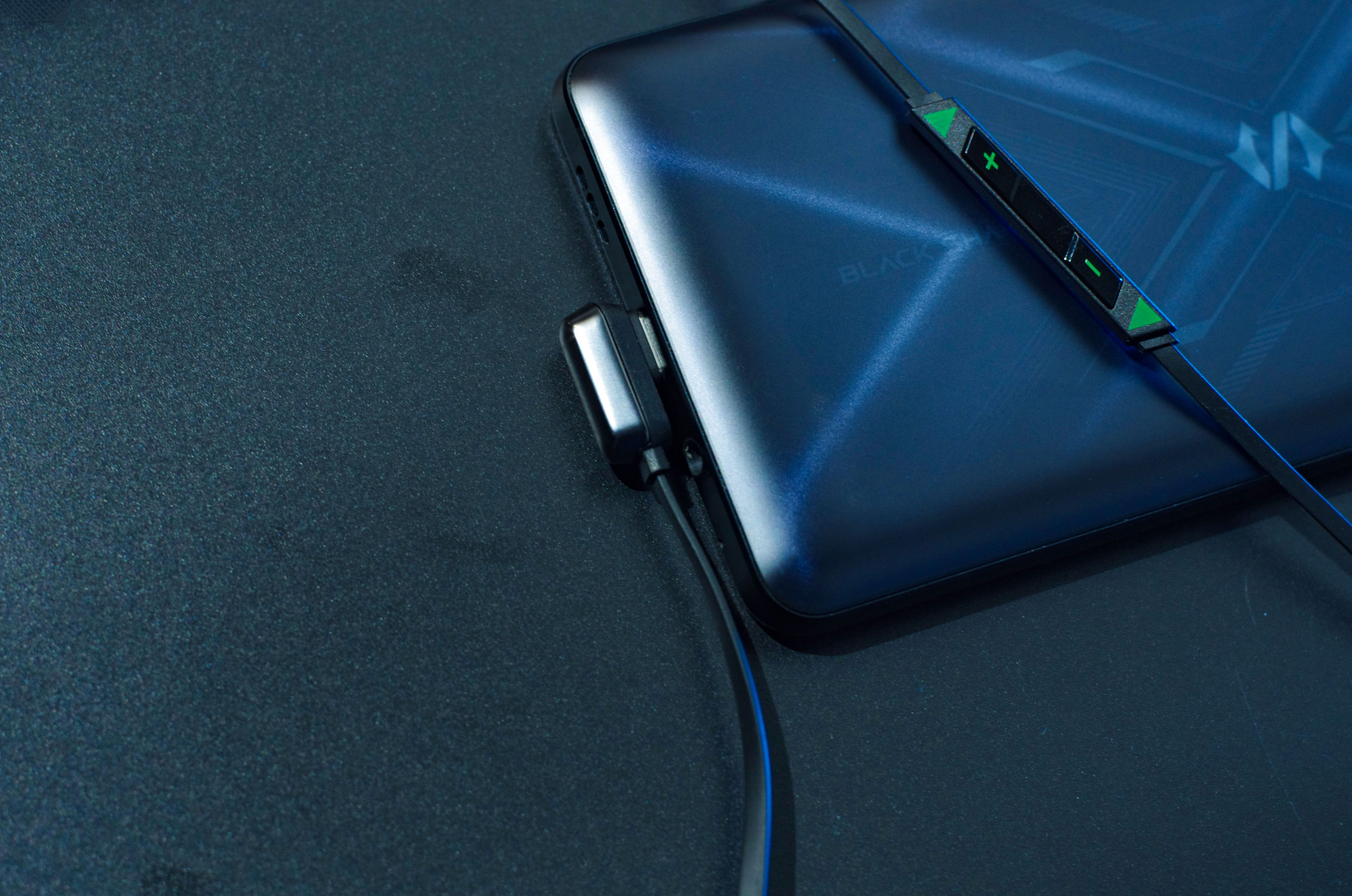 黑鲨凤鸣入耳式耳机图赏:专为游戏而生