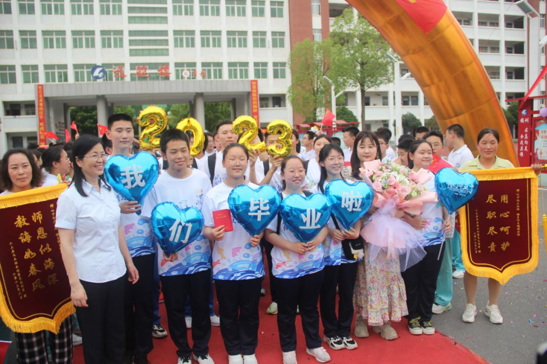 今朝浓浓离别意 三年深深师生情!驻马店市四中举行毕业典礼