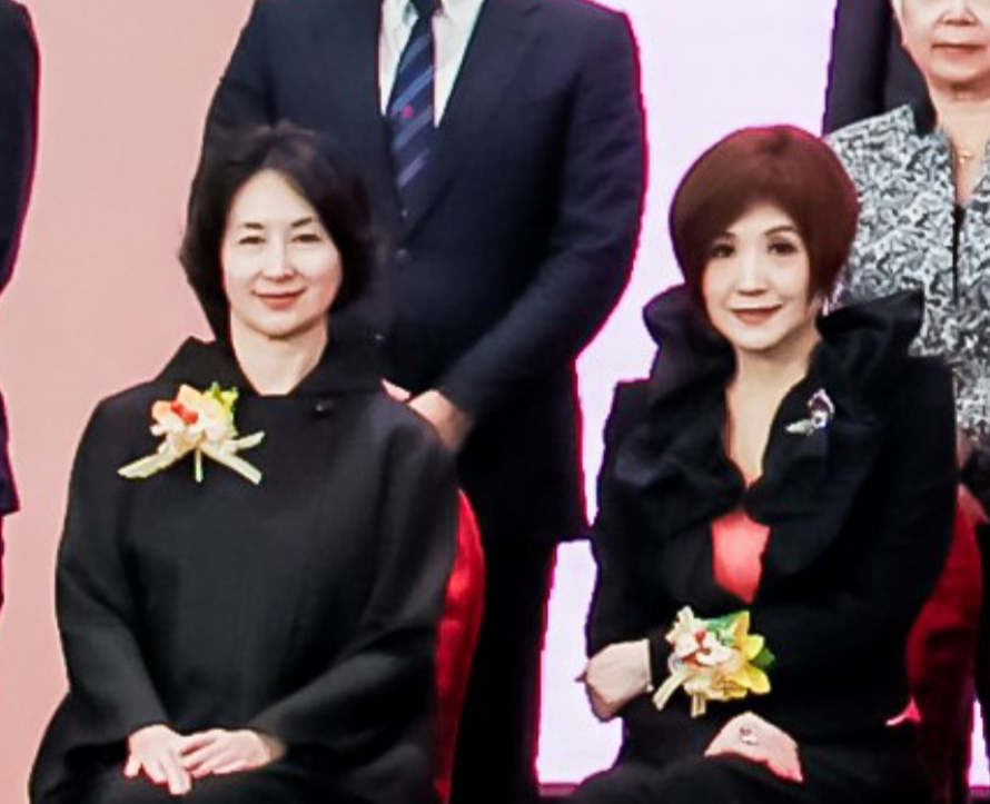 71岁陈琪琪出席家族晚宴!穿荷叶边衣服踩恨天高,嫩过名媛何超琼
