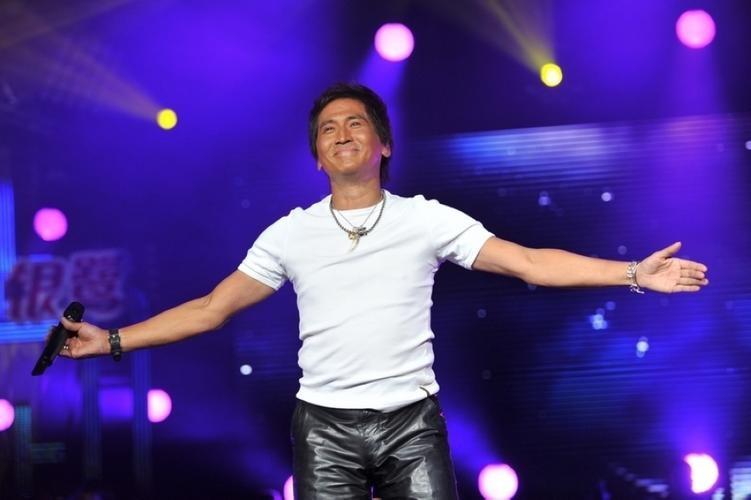 63岁齐秦宴会照爆出,头发稀疏大肚腩,与前女友王祖贤天差地别