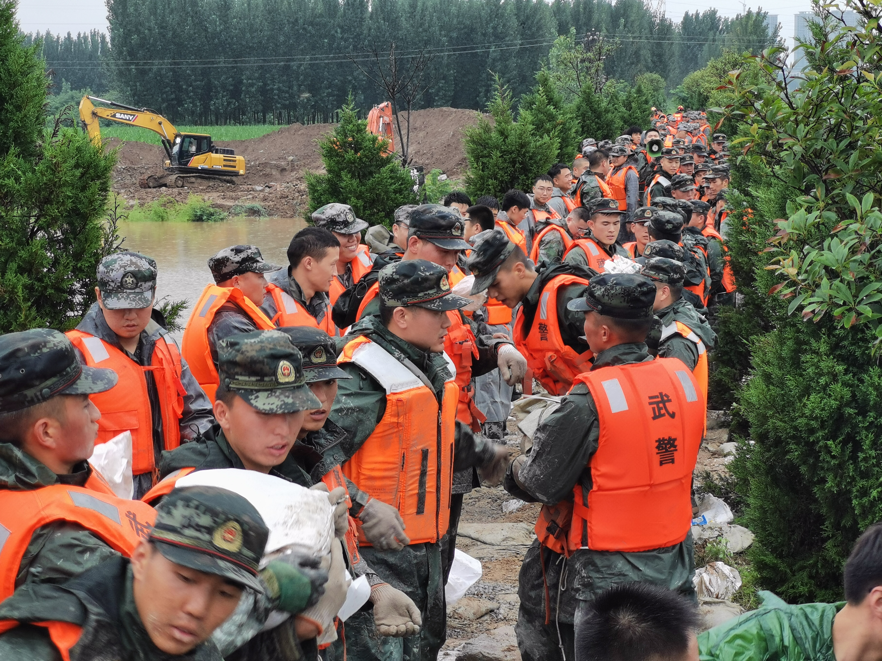 8000余名人民子弟兵持续奋战河南抗洪一线