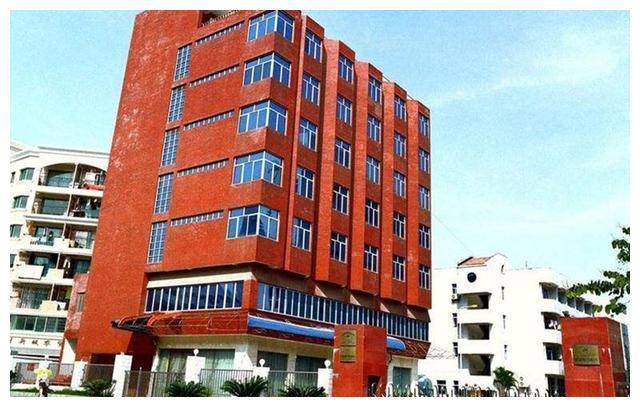 杨钰莹全身而退,董文华却突然消失,再看赖昌星案才明白她不简单