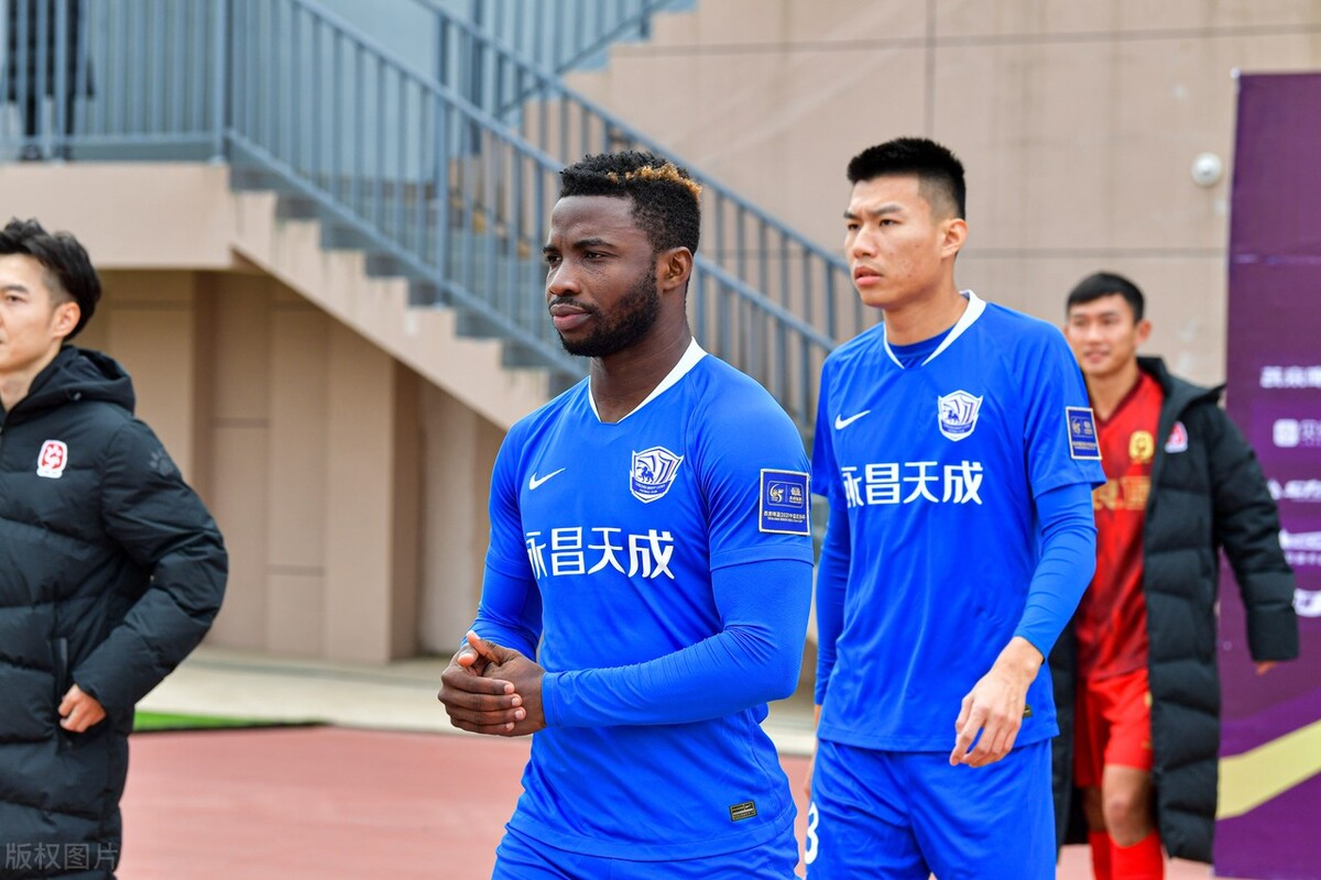 国足世界杯出局后又遭打击18战11球的锋霸表态李霄鹏首当其冲