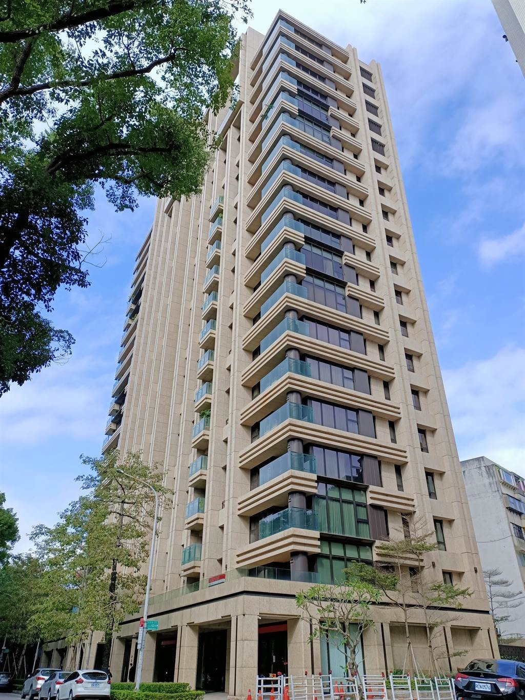 回家超谨慎!台媒曝王力宏豪宅警卫森严,停车场内外都有保安驻守