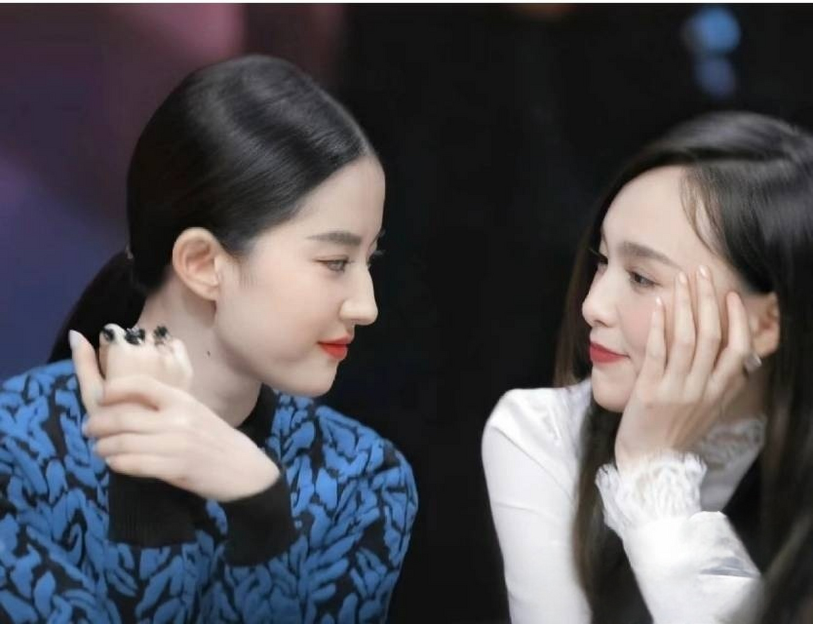 刘亦菲连续第9年为唐嫣庆生,两人在《露水红颜》合作结缘,互相支持