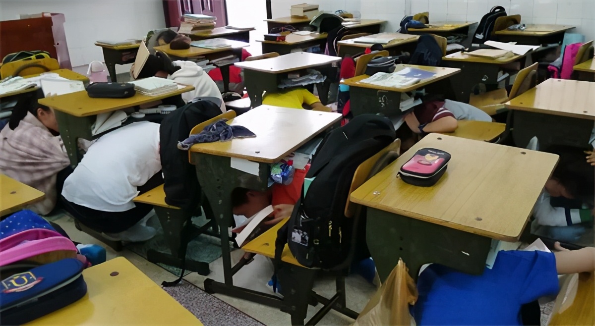 常德市武陵區(qū)紫橋小學(xué):防范化解災(zāi)害風(fēng)險(xiǎn)(圖2) 常德市武陵區(qū)紫橋小學(xué):防范化解災(zāi)害風(fēng)險(xiǎn)(圖2)