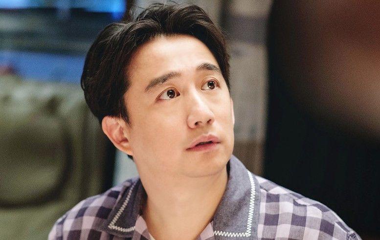 黄磊的"文艺"人设崩塌了,被曝睡女大学生,当众"顶"美女屁股