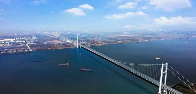 燕矶长江大桥是湖北迄今为止较大的一座,总投资约129亿人民币