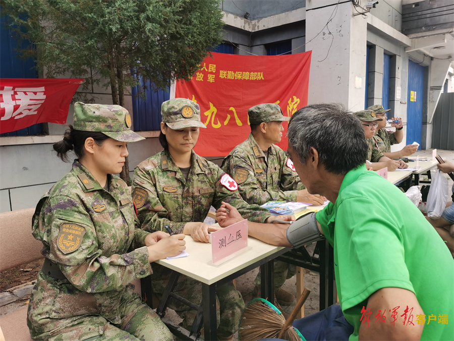 护士长周武红:翻山越岭徒步巡诊,只为救助受灾群众