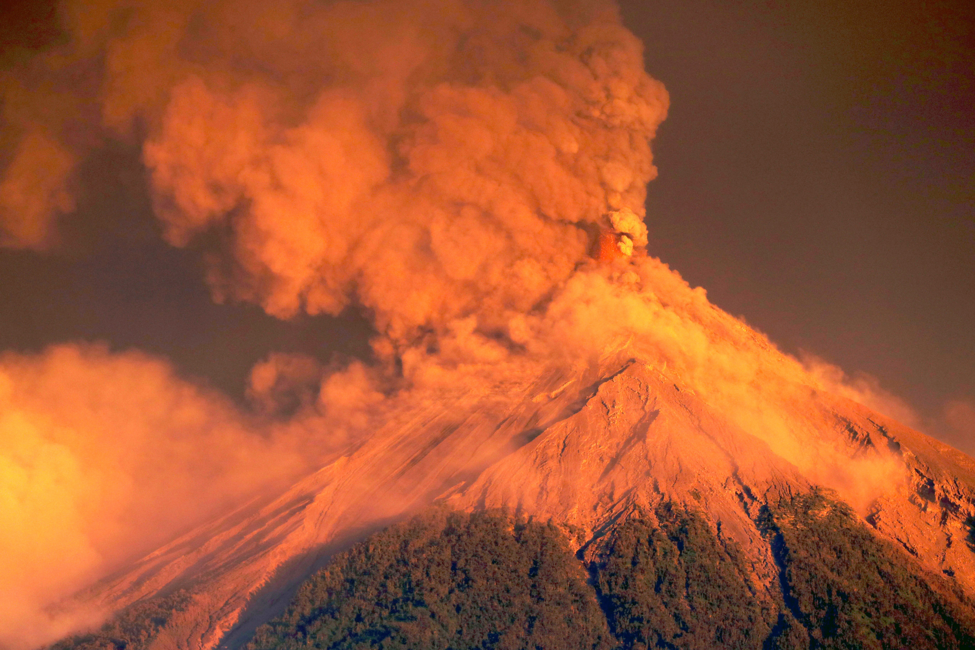 地球最大的超级火山,黄石公园火山,一旦喷发会造成怎样的灾难?