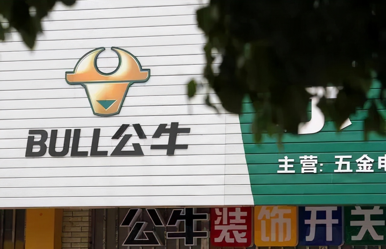 公牛集团在全国范围内建立了 75 万多家五金渠道售点(含五金店,日杂店