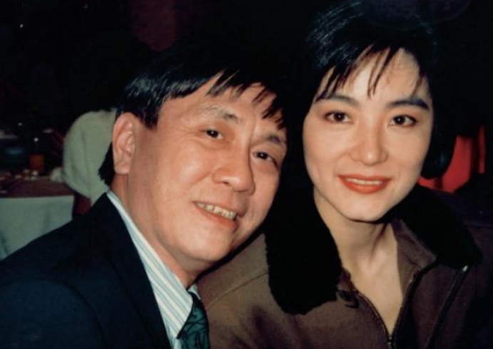 7:"青霞,现在真的是作家了"