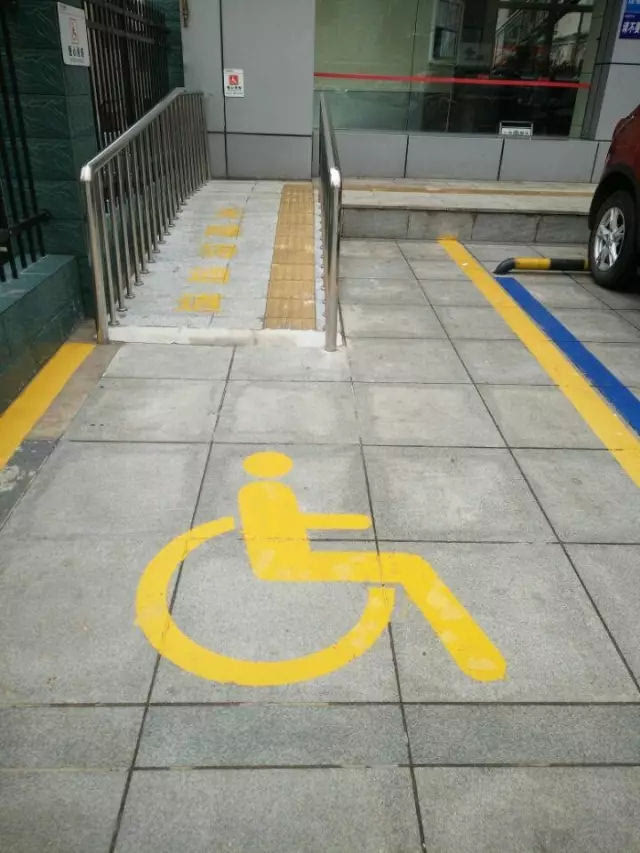 残疾人坡道标准图片