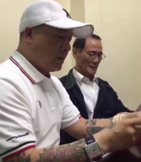 陈惠敏抗癌成功后罕亮相,和吴志雄一起吃饭,戴眼镜显亲切